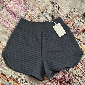 Everlane quilted shorts size M, never worn